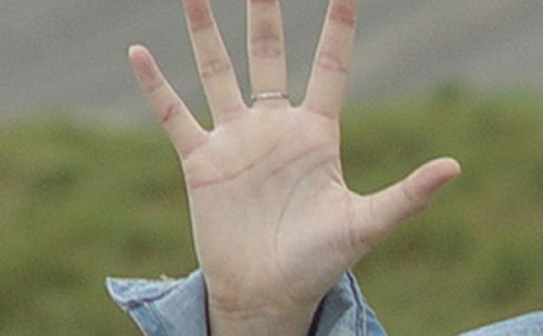 女人有川字纹手相会命苦吗？