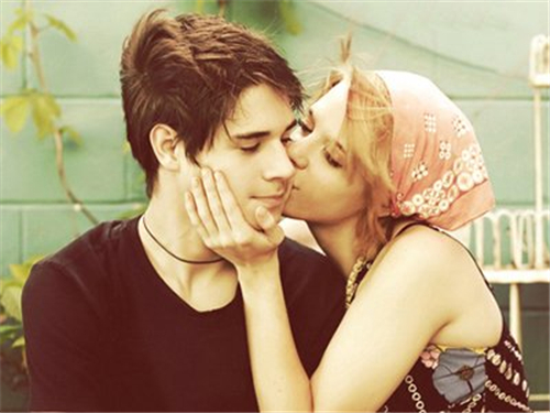 事业上旺桃花弱的星座